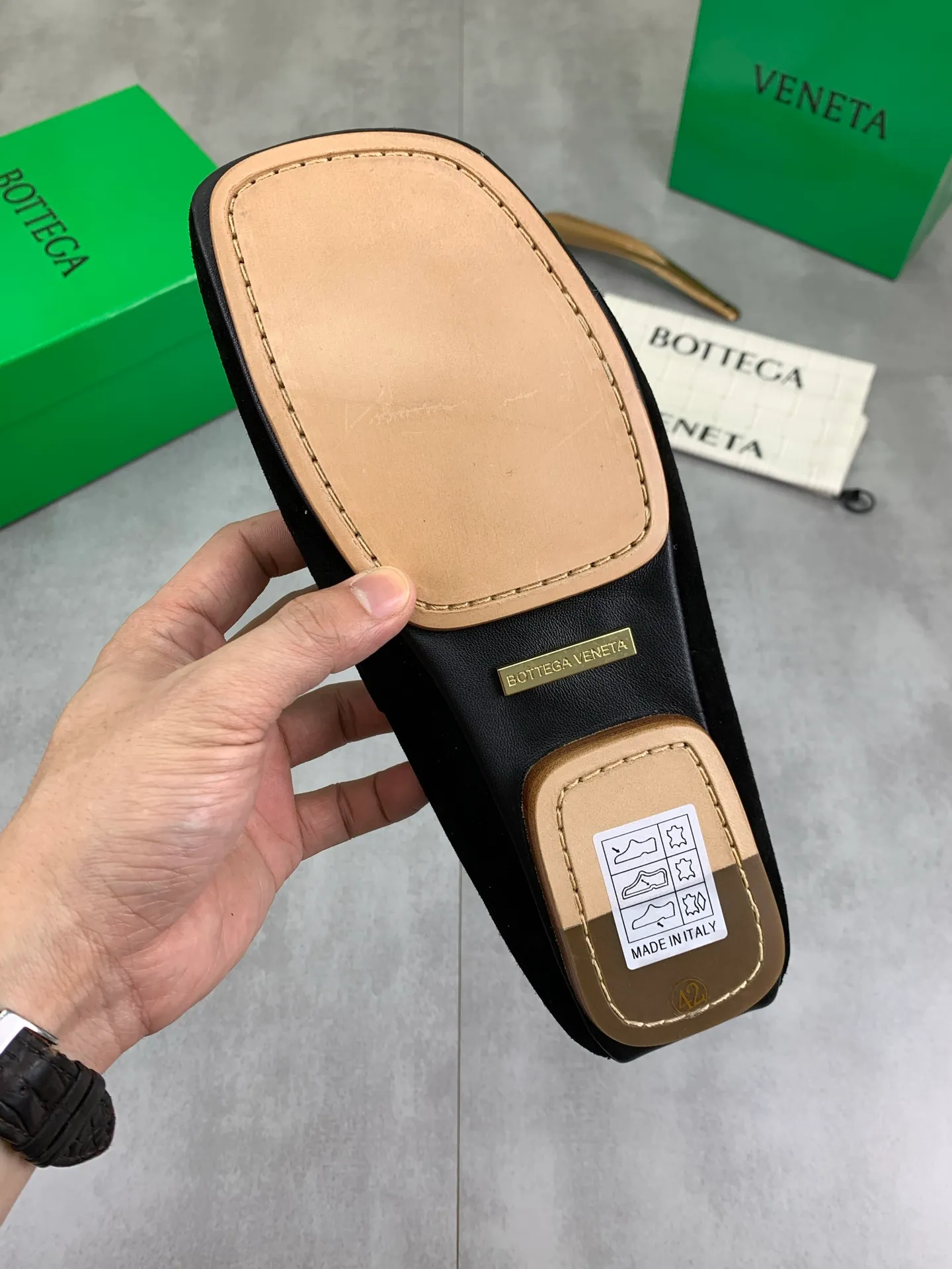 Factory price P760💰Top quality (genuine leather outsole series)💎💎💎 BOTTEGA VENETA official website synchronizes the latest model, top version of the highest version of BV business leather shoes in the market, accept material comparison, shoe type comparison, process comparison, practical and texture, versatile, suitable for any occasion, the more you look at it, the more flavorful it becomes. Pure hand-woven craftsmanship - upper material, imported original hand-woven calfskin - high-quality water-dyed sheepskin lining - original private model custom-made hand-made leather outsole -Size: female 35-39 (34 40 customized) male 39-44 (38 45 customized) Comes with original BV green box, complete packaging.